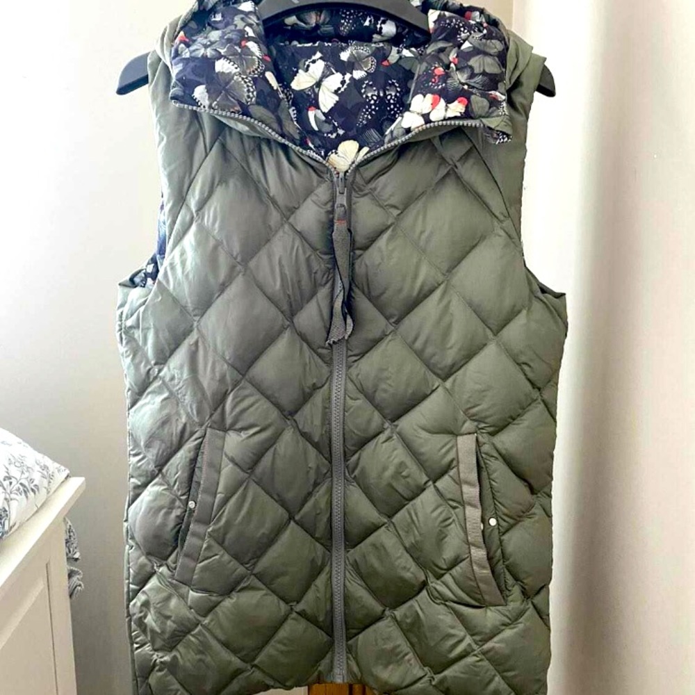 Womens sage green quilted vest from Lululemon